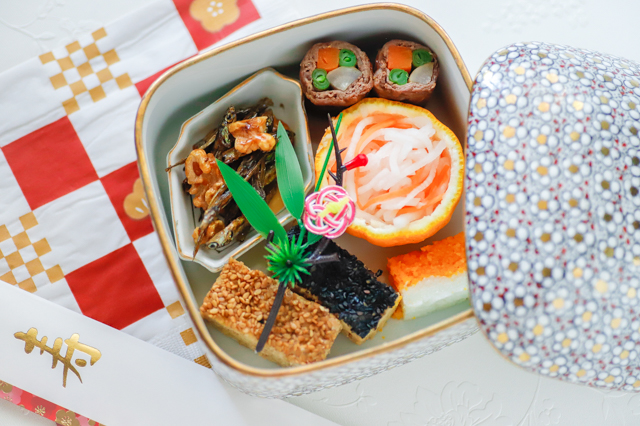 おせちはレンジで作れる!華やか&おいしい「ワンプレートおせち」のレシピ:ミニお重に盛り付けた様子