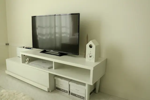初めての一人暮らしで買ったモノトーンでシンプルな印象の白いテレビ台と黒いテレビ