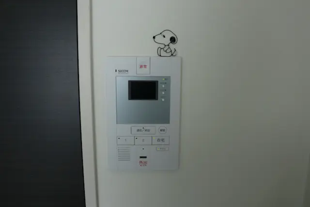 一人暮らしの部屋に隠れているメルカリで買ったワイヤーアートのスヌーピー