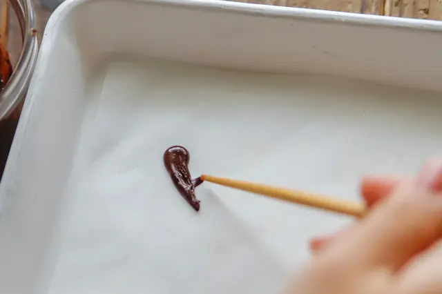 クリスマスパーティーを盛り上げる!カンタン・かわいい「フィンガーフード」のレシピ「プチシュートナカイ」の作り方:チョコ飾りを作る様子
