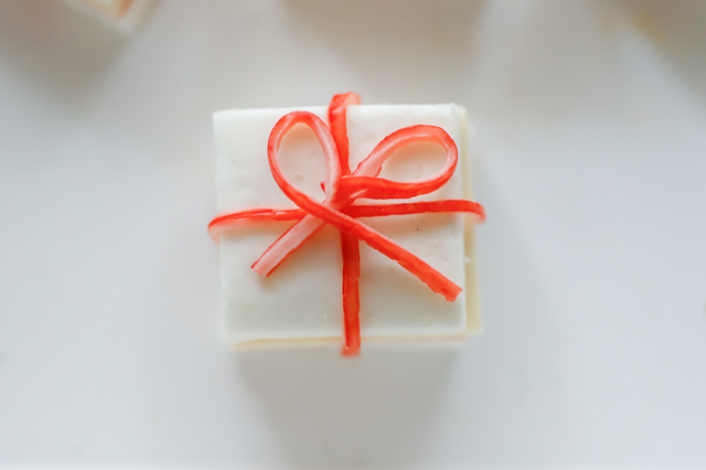 クリスマスパーティーを盛り上げる!カンタン・かわいい「フィンガーフード」のレシピ「はんぺんのクリスマスギフトボックス」の作り方:ハムとはんぺんを切る様子かにかまでリボンを作る様子