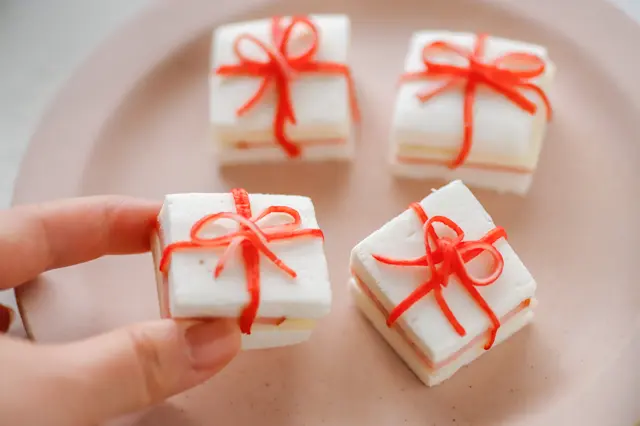 クリスマスパーティーを盛り上げる!カンタン・かわいい「フィンガーフード」のレシピ:はんぺんのクリスマスギフトボックス