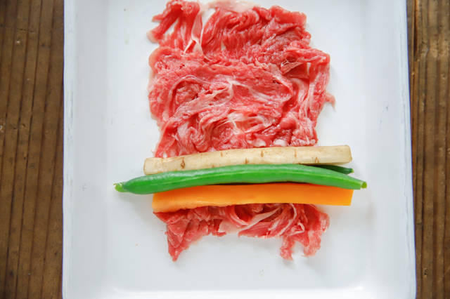 おせちはレンジで作れる！華やか＆おいしい「ワンプレートおせち」のレシピ「牛肉の八幡巻き」作り方：野菜を肉で巻く