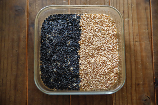 おせちはレンジで作れる!華やか&おいしい「ワンプレートおせち」のレシピ「鶏の松風焼き」の作り方:表面に白ゴマと黒ゴマをふりかける