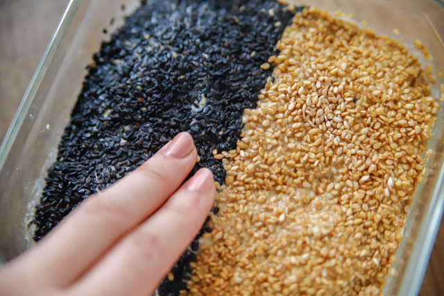 おせちはレンジで作れる!華やか&おいしい「ワンプレートおせち」のレシピ「鶏の松風焼き」の作り方:火の通り具合を確認する