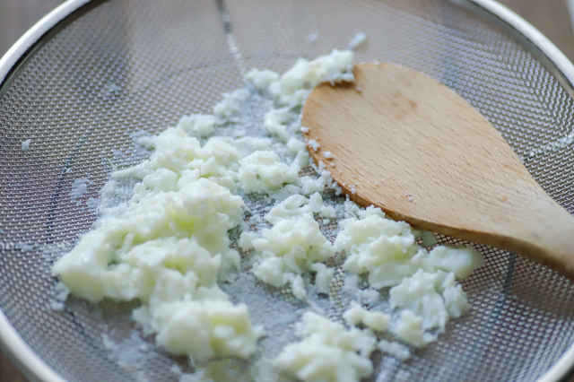 おせちはレンジで作れる!華やか&おいしい「ワンプレートおせち」のレシピ「錦玉子」の作り方:過熱した卵の白身をザルで漉す