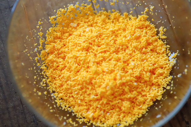 おせちはレンジで作れる！華やか＆おいしい「ワンプレートおせち」のレシピ「錦玉子」の作り方：ざるでこした卵の黄身