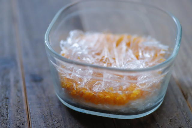 おせちはレンジで作れる！華やか＆おいしい「ワンプレートおせち」のレシピ「錦玉子」の作り方：卵の黄身と白身を固める