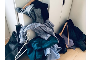 服であふれた部屋