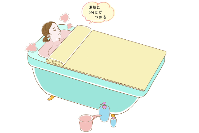 家でもホットヨガ並みの発汗!ヨガインストラクターが教える「代謝アップが期待できる入浴法」|湯船に5分ほどつかる女性