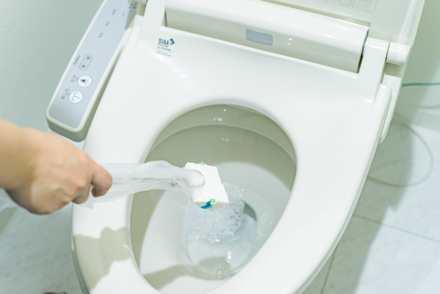 掃除道具も汚さず清潔に保つ掃除をしているところ