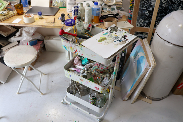 絵具や工具類はワゴンにまとめている。これ自体がすでにモダンアートのよう