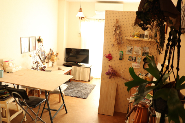 観葉植物やドライフラワーに囲まれ、ほっこりした雰囲気の沼田さんの部屋