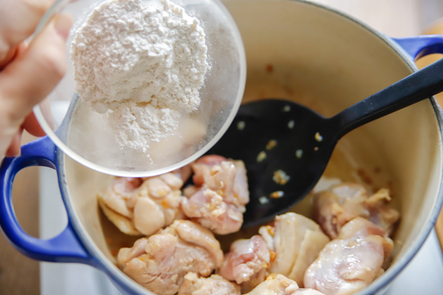 【再現レシピ】SNSで爆発的大ヒット！松屋の「シュクメルリ」を作ってみた！ 作り方　レシピ　炒めた鶏肉に小麦粉を加える様子