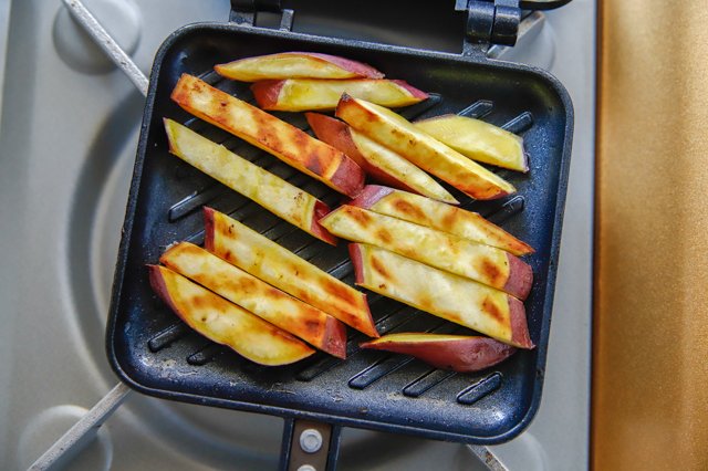 「パン以外」で大活躍!ホットサンドメーカーで作る、焼くだけ激ウマスイーツのレシピ フライドさつまいも4