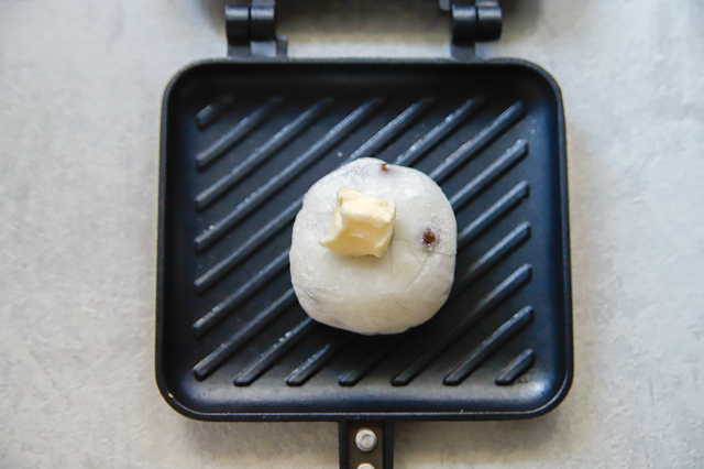 「パン以外」で大活躍!ホットサンドメーカーで作る、焼くだけ激ウマスイーツのレシピ 焼き大福2