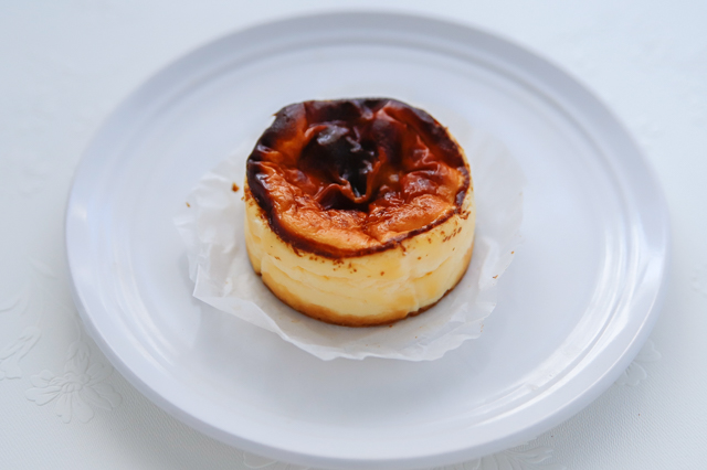 【バスチー】コンビニ・スーパー・100均の「バスクチーズケーキ」をスイーツコンシェルジュが本気で食べ比べ! セブン ローソン ミニストップ 成城石井