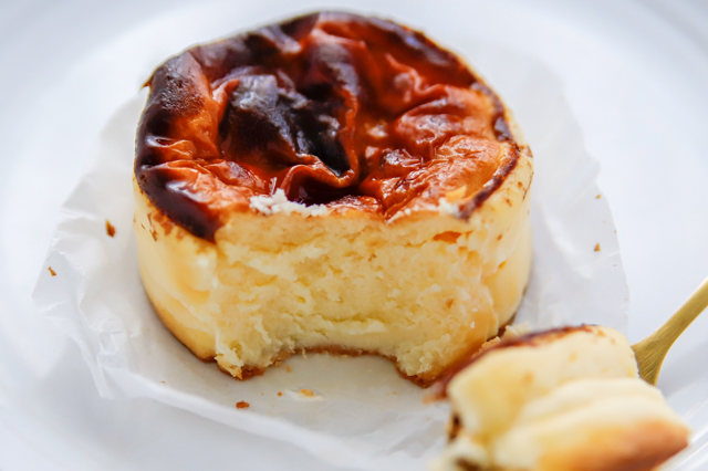 【バスチー】コンビニ・スーパー・100均の「バスクチーズケーキ」をスイーツコンシェルジュが本気で食べ比べ! セブン ローソン ミニストップ 成城石井