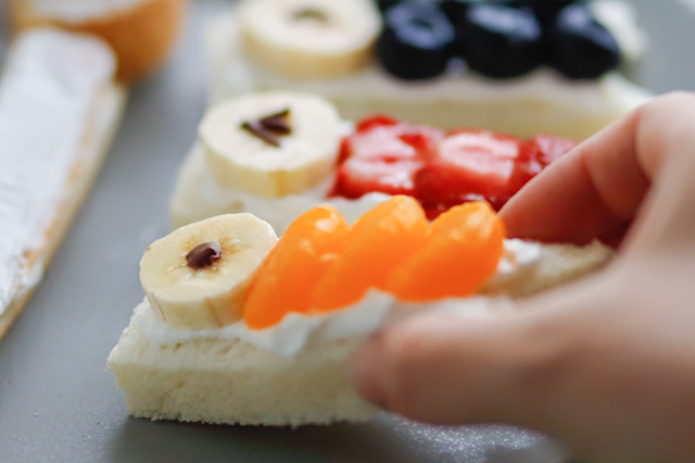 【コンビニ食材で作れる！】簡単子どもの日レシピ「鯉のぼりのフルーツサンド」の作り方　手軽