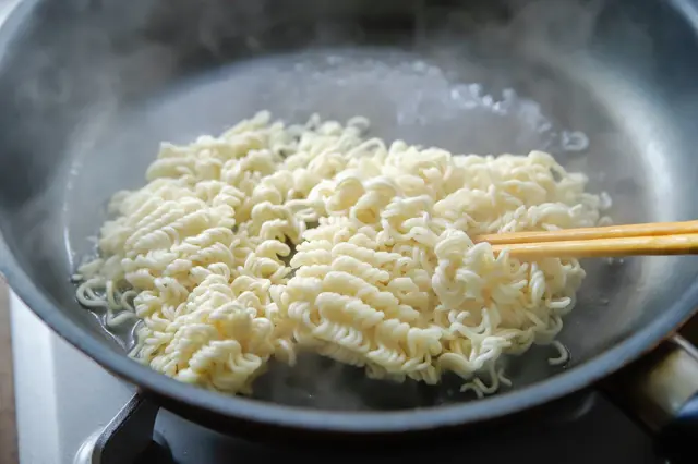 【袋麺活用レシピ】これなら飽きない!インスタント麺の野菜たっぷり激旨アレンジ インスタントラーメン 自炊 カリカリあんかけ焼きそば