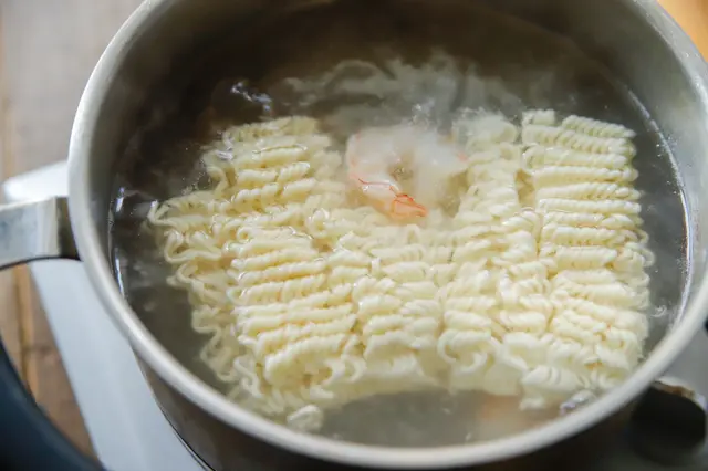 【袋麺活用レシピ】これなら飽きない!インスタント麺の野菜たっぷり激旨アレンジ インスタントラーメン 自炊 タイ風ラーメンサラダ