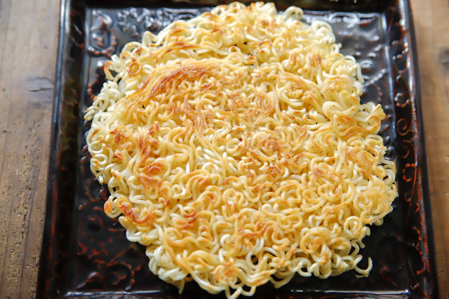 【袋麺活用レシピ】これなら飽きない!インスタント麺の野菜たっぷり激旨アレンジ インスタントラーメン 自炊 カリカリあんかけ焼きそば