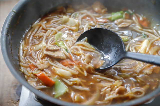 【袋麺活用レシピ】これなら飽きない!インスタント麺の野菜たっぷり激旨アレンジ インスタントラーメン 自炊 カリカリあんかけ焼きそば