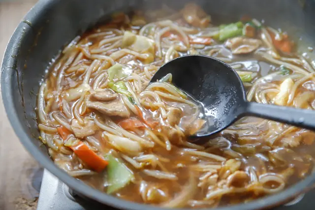 【袋麺活用レシピ】これなら飽きない!インスタント麺の野菜たっぷり激旨アレンジ インスタントラーメン 自炊 カリカリあんかけ焼きそば