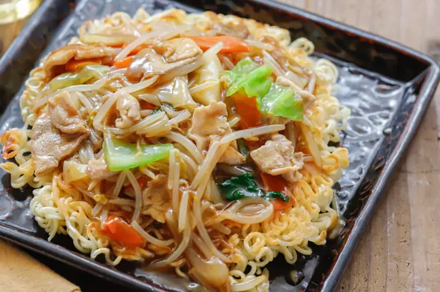 【袋麺活用レシピ】これなら飽きない!インスタント麺の野菜たっぷり激旨アレンジ インスタントラーメン 自炊 カリカリあんかけ焼きそば