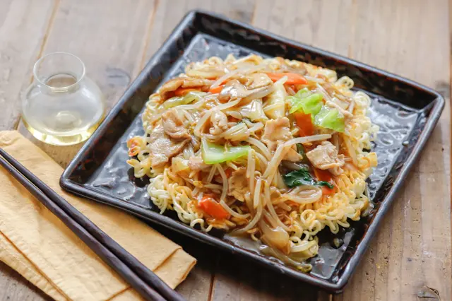 【袋麺活用レシピ】これなら飽きない!インスタント麺の野菜たっぷり激旨アレンジ インスタントラーメン 自炊 カリカリあんかけ焼きそば