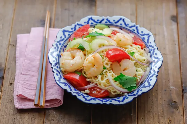 【袋麺活用レシピ】これなら飽きない!インスタント麺の野菜たっぷり激旨アレンジ インスタントラーメン 自炊 タイ風ラーメンサラダ