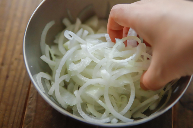 【ズボラ飯】甘トロッ！フライパンなしで作れる「新たまねぎ」のかんたん激ウマレシピ　おいしい　料理　ツナと新玉ねぎのどっさりマリネ 作り方