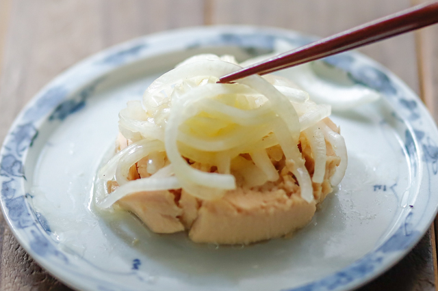 【ズボラ飯】甘トロッ!フライパンなしで作れる「新たまねぎ」のかんたん激ウマレシピ おいしい 料理 ツナと新玉ねぎのどっさりマリネ 作り方