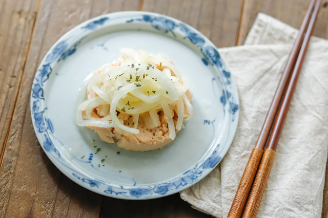 【ズボラ飯】甘トロッ！フライパンなしで作れる「新たまねぎ」のかんたん激ウマレシピ　おいしい　料理　ツナと新玉ねぎのどっさりマリネ 作り方