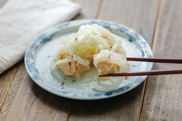 【ズボラ飯】甘トロッ!フライパンなしで作れる「新たまねぎ」のかんたん激ウマレシピ おいしい 料理 ツナと新玉ねぎのどっさりマリネ 作り方