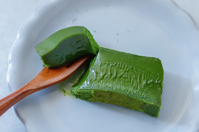 【バター・生クリーム不要】新茶の季節に作りたい「濃厚抹茶テリーヌ」のレシピ スイーツ 作り方