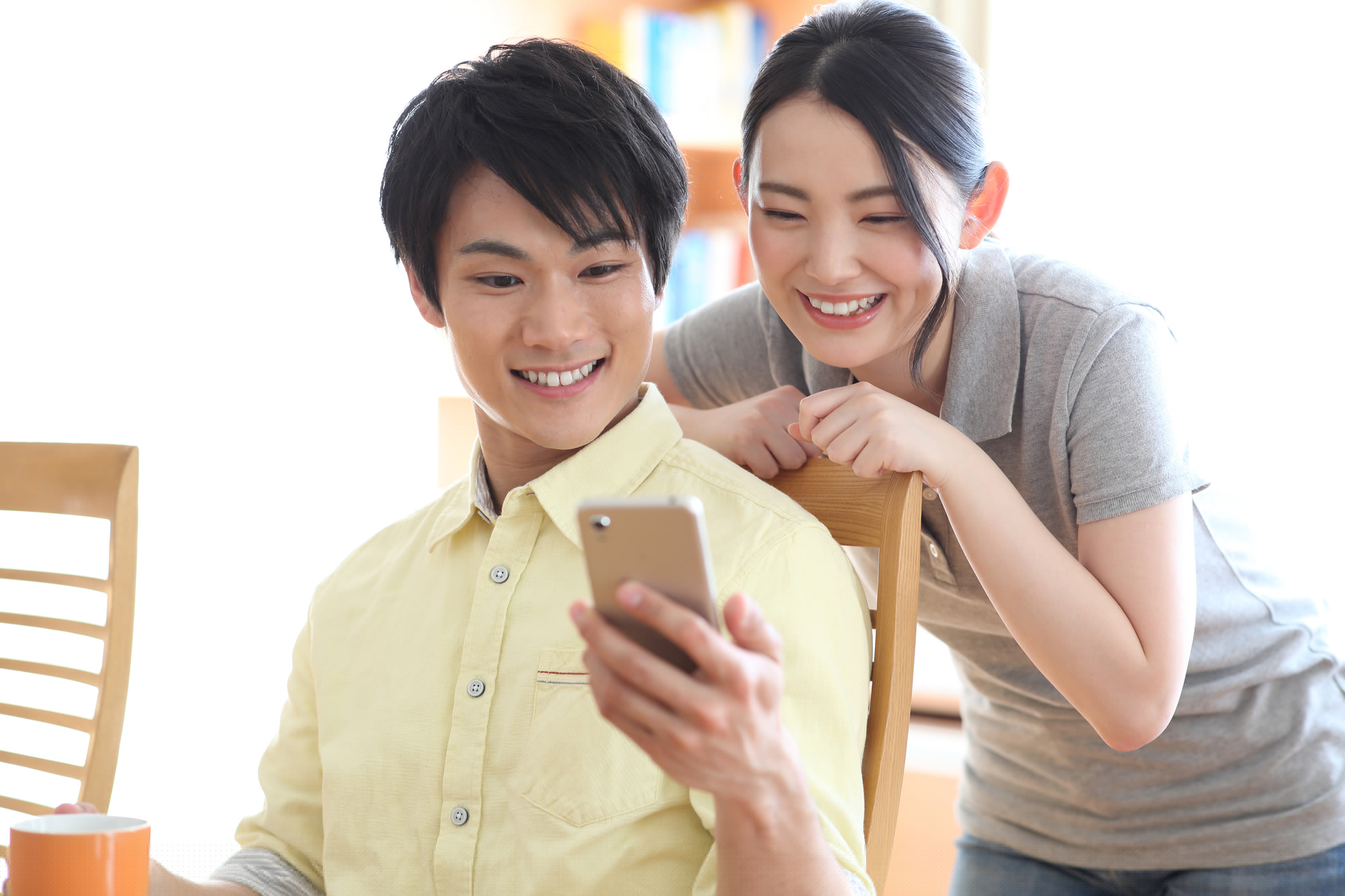 話し合う男女