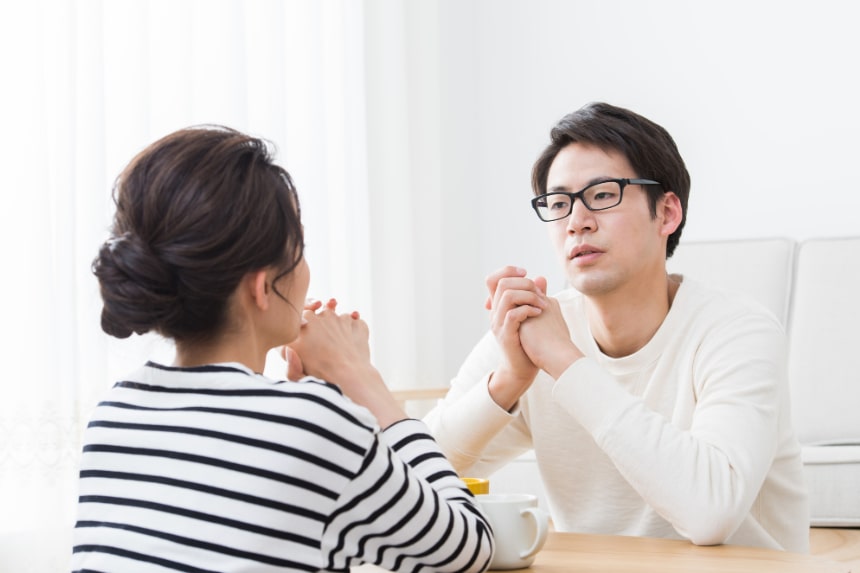 同棲について話し合う男女