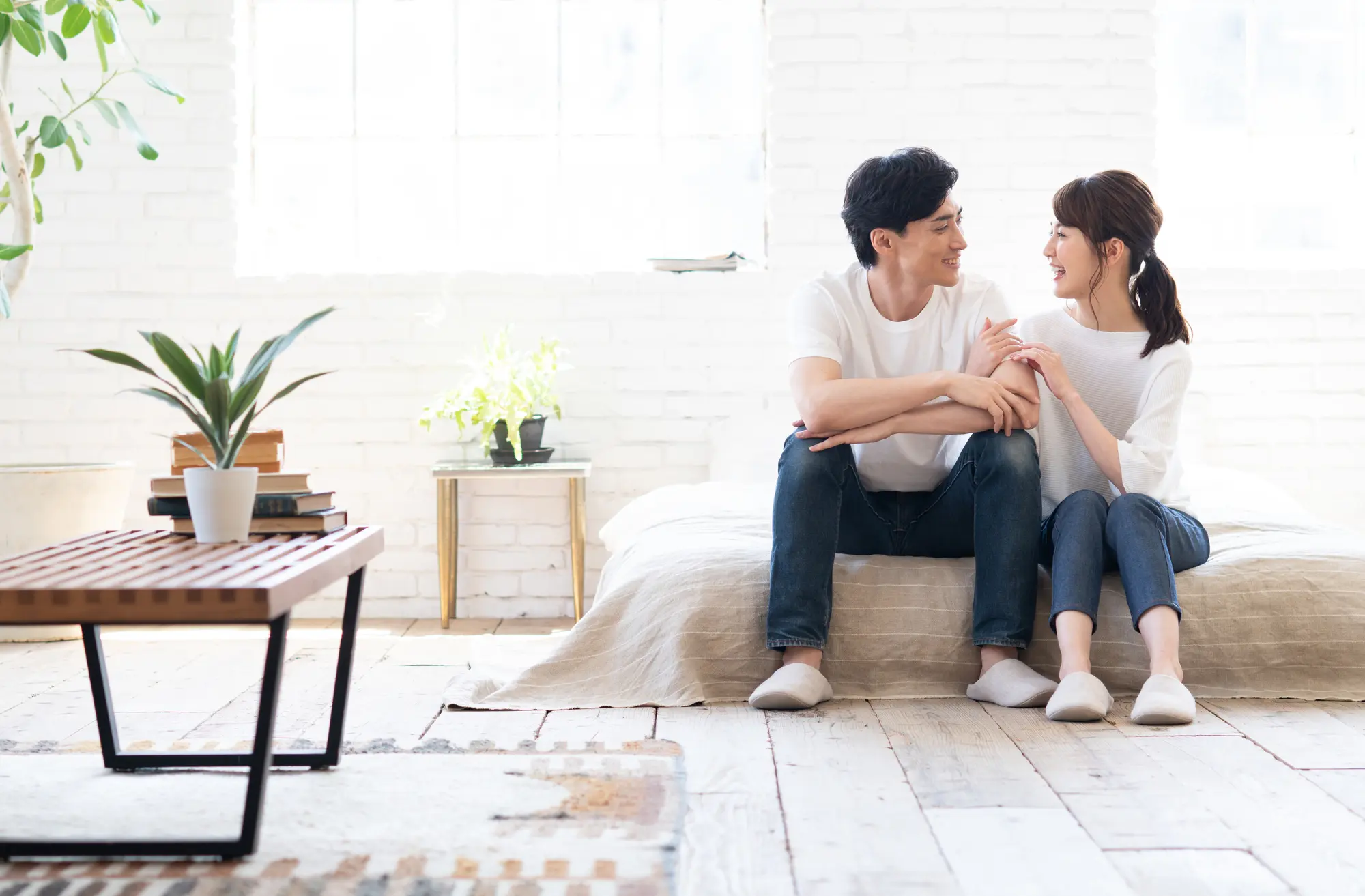 引越しについて話し合う男女