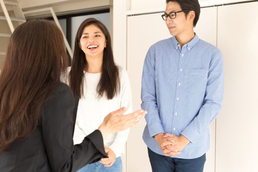 同棲の部屋探しをする男女