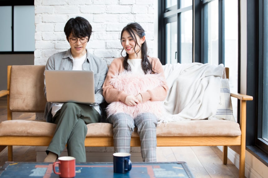 同棲について話し合う男女