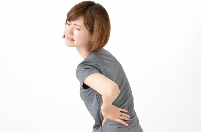 【一人暮らしビギナー向け医療コラム】腰痛の代表的な種類や症状・対策を医師が解説 腰を痛めた女性