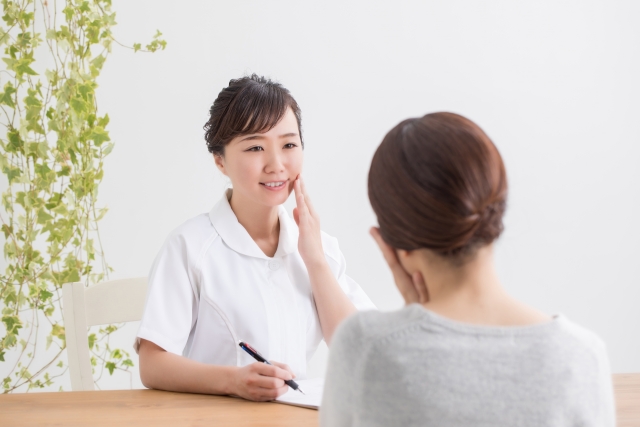 【一人暮らしビギナー向け医療コラム】ヒリヒリ痛いやけど&水ぶくれの対処や応急処置を医師が解説