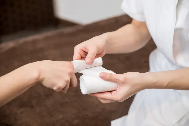 【一人暮らしビギナー向け医療コラム】ハチやムカデなどの虫に刺されたときの対処を医師が解説 皮膚科を受診する女性