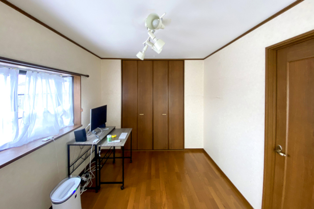 家具を端に寄せ集めた部屋