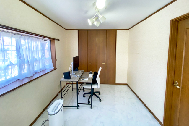 東リのフロアタイルを敷き詰め終わった部屋