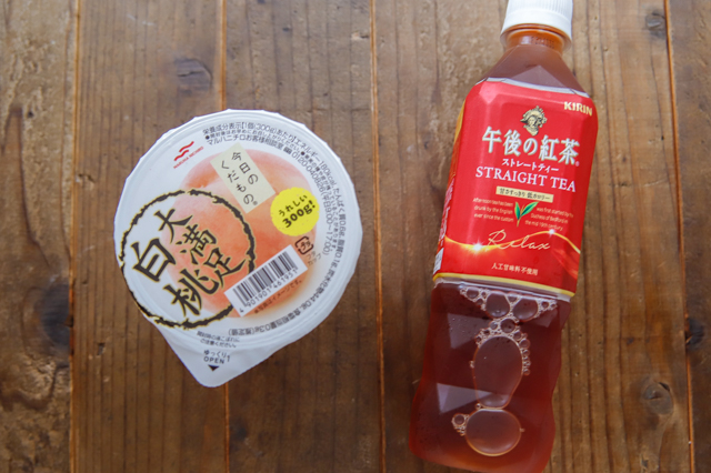 【簡単アイスレシピ】コンビニ食材を袋に入れて揉むだけの「手作りグラニテ」で涼しくなろう！　作り方　スイーツ　シャーベット　コンビニグラニテレシピ①白桃ゼリー×午後ティー