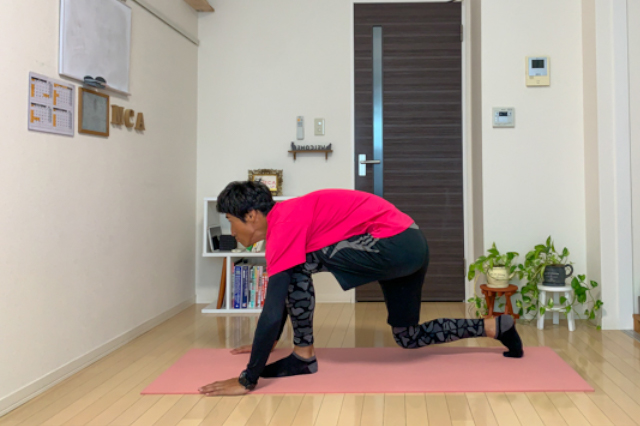 背中が丸まってしまったり、後ろの足の膝が大きく曲がると効果がダウンし腰痛の原因にもなってしまう