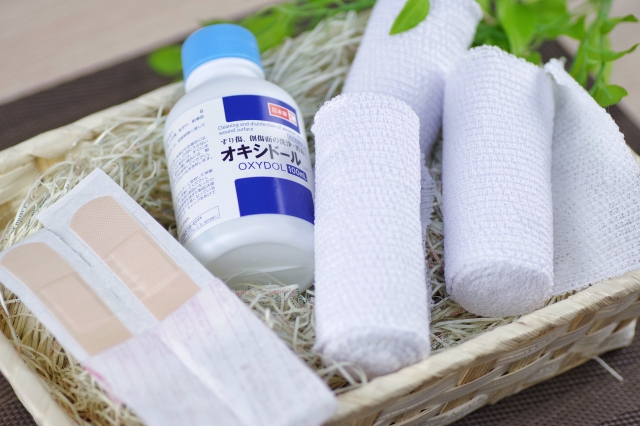 【防災グッズ】100均だけで「非常用持ち出し袋」の中身をどこまで揃えられる? 救急用品