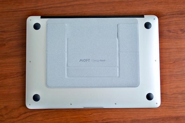 MOFTパソコンスタンドをMacBook Air13インチに貼り付ける